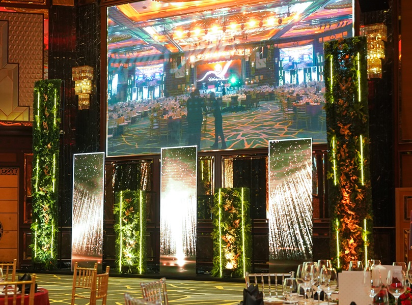 Screen Standing Structure with Artificial Leaves [5m (H) x 1m (W)]