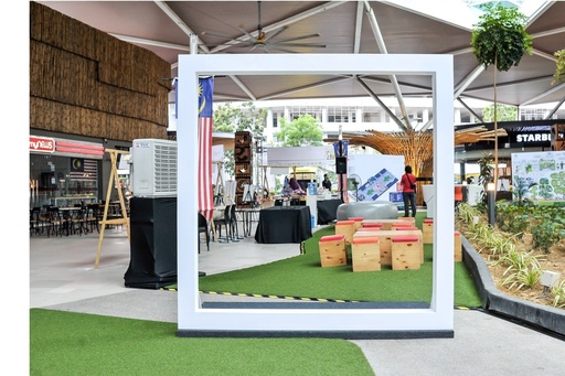 [1900861696E] Photo Frame (Outdoor) [8ft (H) x 8ft (W)]